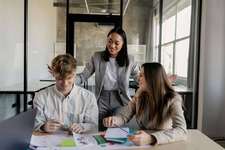 Twee keer zoveel vrouwen als mannen zijn niet beschikbaar en niet op zoek naar werk